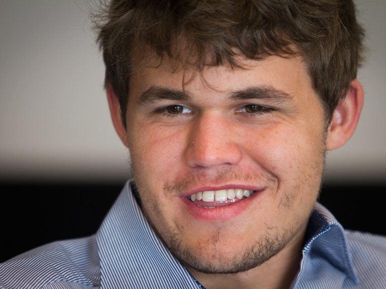 Magnus Carlsen ¿deja el ajedrez por el Poker?