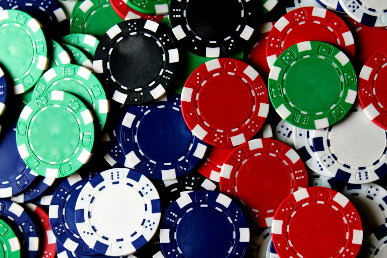 ¿Porque cada vez más gente elige jugar al Póker en línea?
