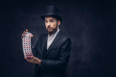 Cuántas cartas trae una baraja de póker y cómo se organizan