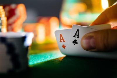 El póker en 2026 entre la competencia internacional y la regulación local