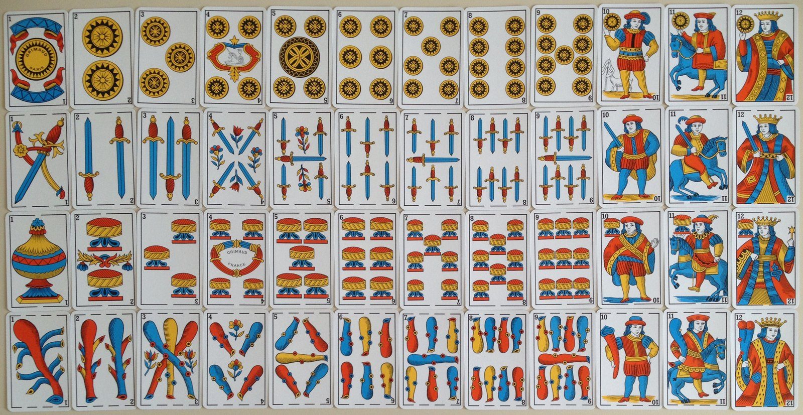Baraja española completa de 40 cartas en cuatro filas por palos: oros, espadas, copas y bastos, del as al siete más sota, caballo y rey